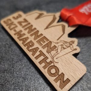 medaglia personalizzata 3 zinnen ski marathon in legno naturale tagliato a laser e inciso con nastro personalizzato in sublimazione vista laterale