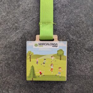 medaglia personalizzata marcialonga running in legno naturale fsc con stampa uv con nastro personalizzato in sublimazione