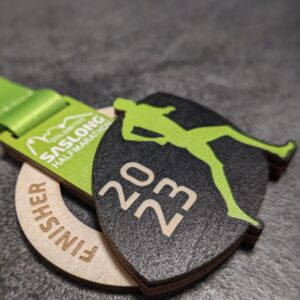 medaglia personalizzata saslong half marathon in legno naturale tagliato a laser e stampato uv con livelli sovrapposti con nastro personalizzato in sublimazione vista laterale
