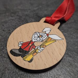 medaglia personalizzata ski school seiseralm in legno naturale tagliato a laser e stampato uv con nastro personalizzato in sublimazione vista laterale