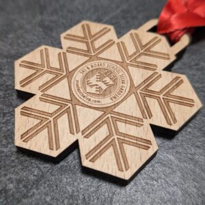 medaglia personalizzata ski school selva in legno naturale tagliato a laser e inciso con nastro personalizzato in sublimazione vista laterale