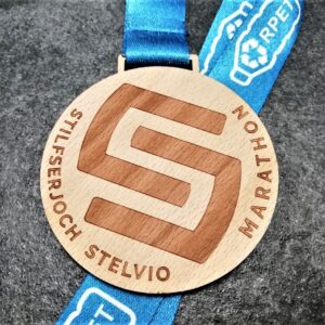 medaglia personalizzata stelvio marathon in legno naturale tagliato e inciso a laser con nastro in rpet riciclato da bottiglie di plastica personalizzato in sublimazione