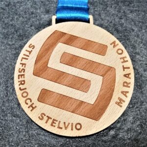 medaglia personalizzata stelvio marathon in legno naturale tagliato e inciso a laser con nastro personalizzato in sublimazione