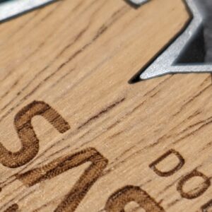 medaglia personalizzata dolomites saslong halfmarathon in legno e metallo a rilievo 2D finitura argento antico con nastro personalizzato in sublimazione vista dettaglio