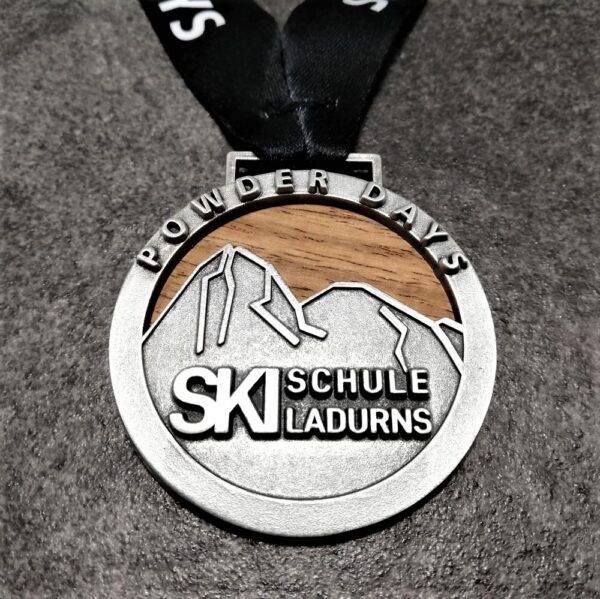 medaglia personalizzata scuola sci ladurns in legno naturale e metallo a rilievo 2D finitura argento antico con nastro personalizzato in sublimazione