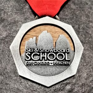 medaglia personalizzata scuola sci san candido in legno naturale e metallo a rilievo 2D finitura argento antico con nastro personalizzato in serigrafia