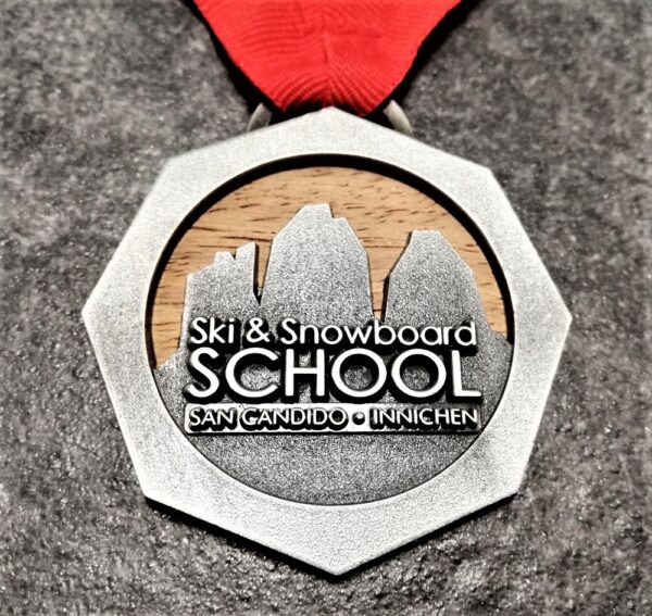 medaglia personalizzata scuola sci san candido in legno naturale e metallo a rilievo 2D finitura argento antico con nastro personalizzato in serigrafia