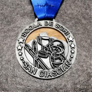medaglia personalizzata scuola sci san cassiano in legno naturale e metallo a rilievo 2D finitura argento antico con nastro personalizzato in sublimazione
