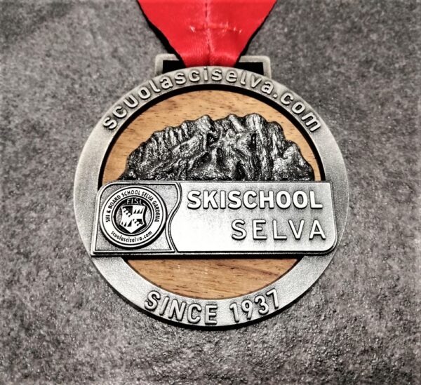 medaglia personalizzata scuola sci selva in legno naturale e metallo a rilievo 3D finitura argento antico con nastro personalizzato in sublimazione