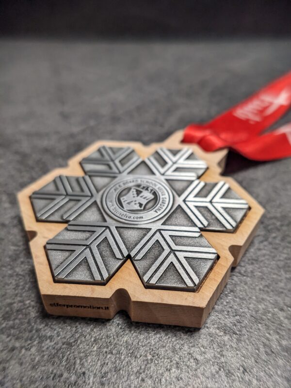 medaglia personalizzata skischool selva in legno naturale fsc con inserto in metallo a rilievo 2D finitura argento antico con nastro personalizzato in sublimazione vista laterale