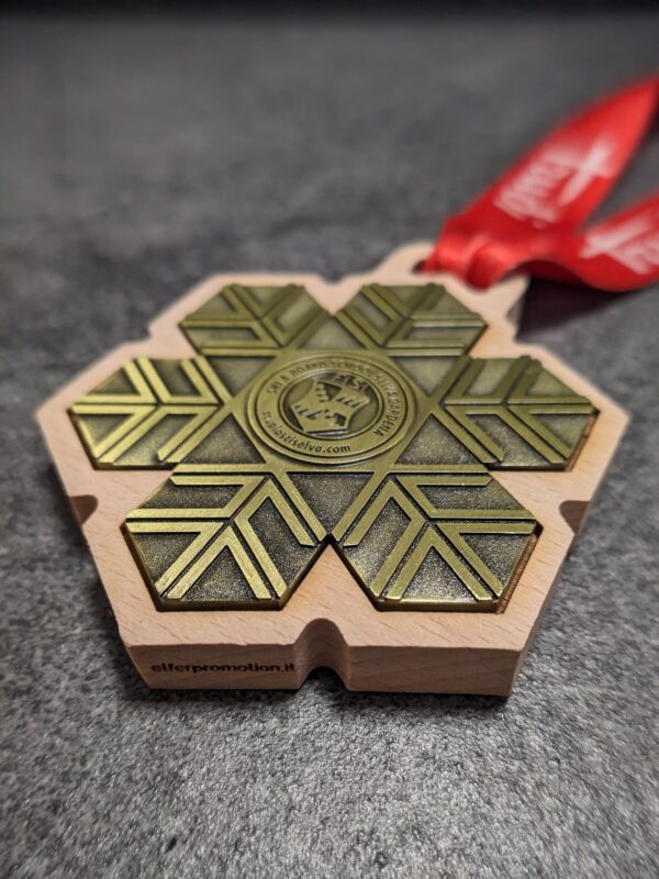 medaglia personalizzata skischool selva in legno naturale fsc con inserto in metallo a rilievo 2D finitura bronzo antico con nastro personalizzato in sublimazione vista laterale
