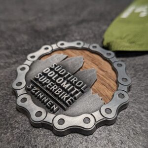 medaglia personalizzata südtirol dolomiti superbike in legno e metallo a rilievo 3D finitura argento antico con nastro personalizzato in serigrafia vista laterale