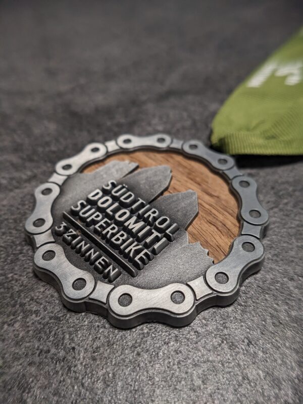 medaglia personalizzata südtirol dolomiti superbike in legno e metallo a rilievo 3D finitura argento antico con nastro personalizzato in serigrafia vista laterale